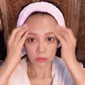 很多明星在化妆前,化妆老师也都会给他们先按摩,不仅能够去水肿和瘦脸