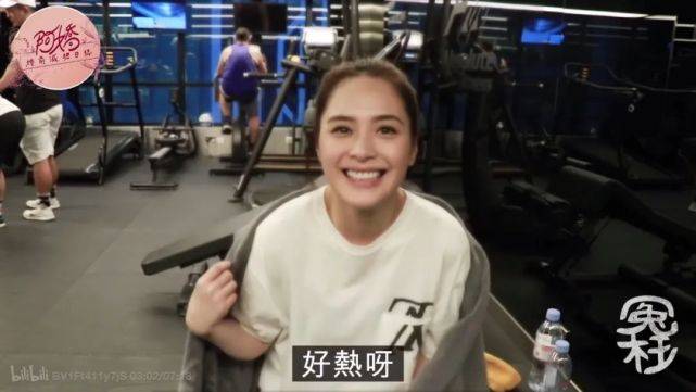 赖弘|原创离婚后胖成“水桶腰”，腰跟肩膀同宽，这还是从前的清纯女星吗？