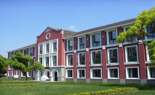 生活费|大一女生，每月要求父母给4500元生活费，过分吗？