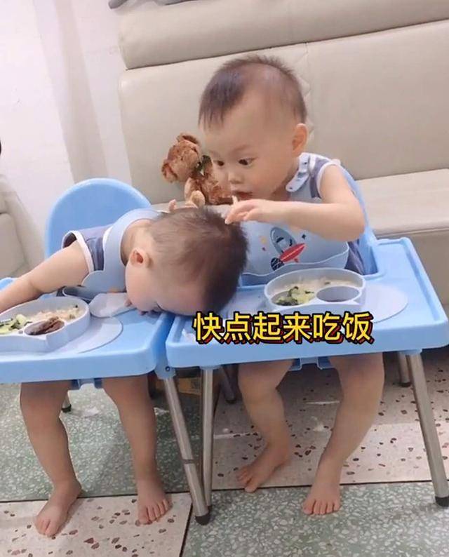 双胞胎宝宝吃饭，哥哥吃到一半呼呼大睡，弟弟“趁人之危”笑翻妈妈