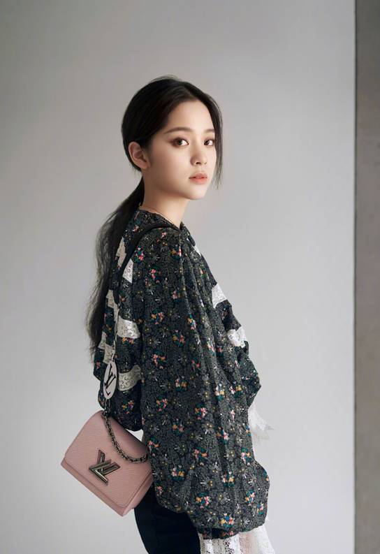 迪丽热巴|女星撞包:迪丽热巴美艳钟楚曦时髦,她靠低调搭配赢得称赞