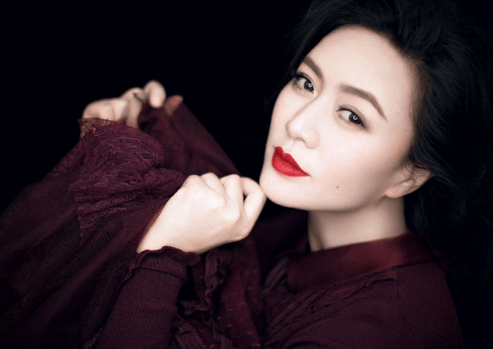 她事业巅峰意外怀孕，丈夫是谁至今未知，女儿12岁长相浮现生父基因