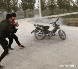 原创搞笑gif:俗话说打人不打脸,新娘你这过分了啊