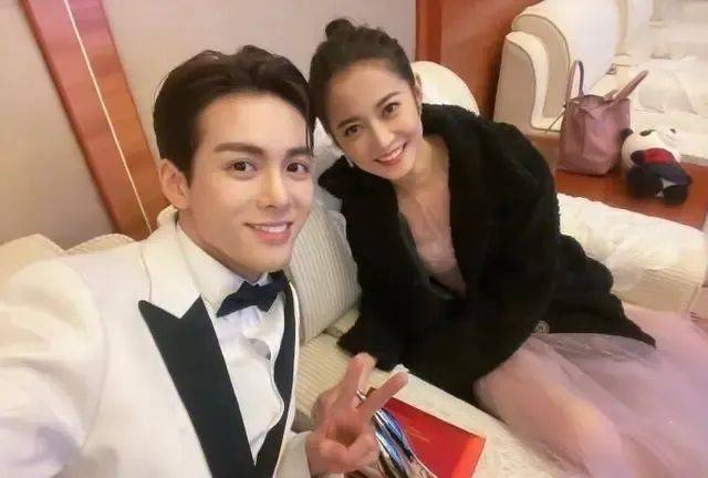 男方|原创当红人气小花恋情被曝光？男方着急否认是心虚吗？