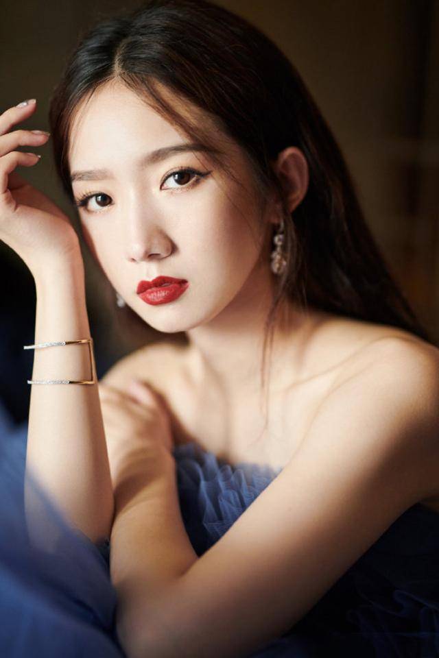 东方|孟美岐出席东方风云榜，一袭华丽的裙纱衬托出她美丽与自信