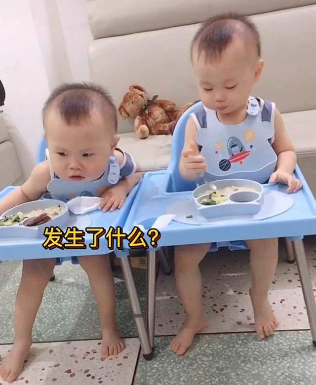 双胞胎宝宝吃饭，哥哥吃到一半呼呼大睡，弟弟“趁人之危”笑翻妈妈