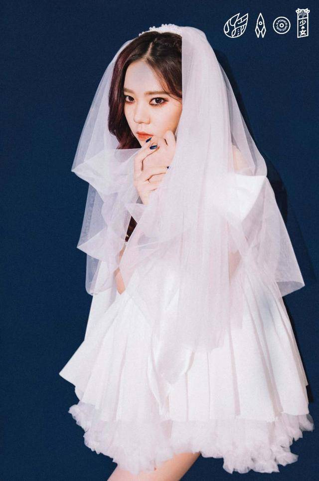 造型|火箭少女最新大片曝光，暗黑系新娘造型好别致，烟熏妆容真吸睛