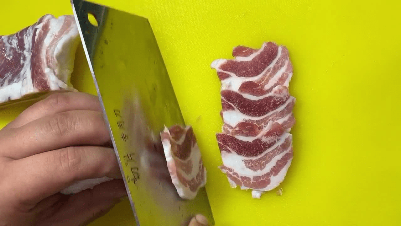 冷水|柔软劲道，肉香味浓，东北人从小吃到大的人间美味红烧肉炖宽粉