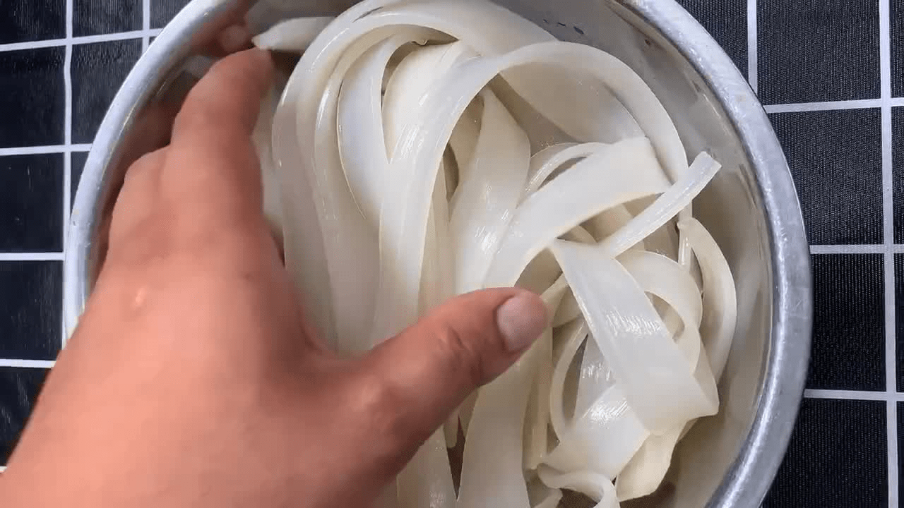 冷水|柔软劲道，肉香味浓，东北人从小吃到大的人间美味红烧肉炖宽粉