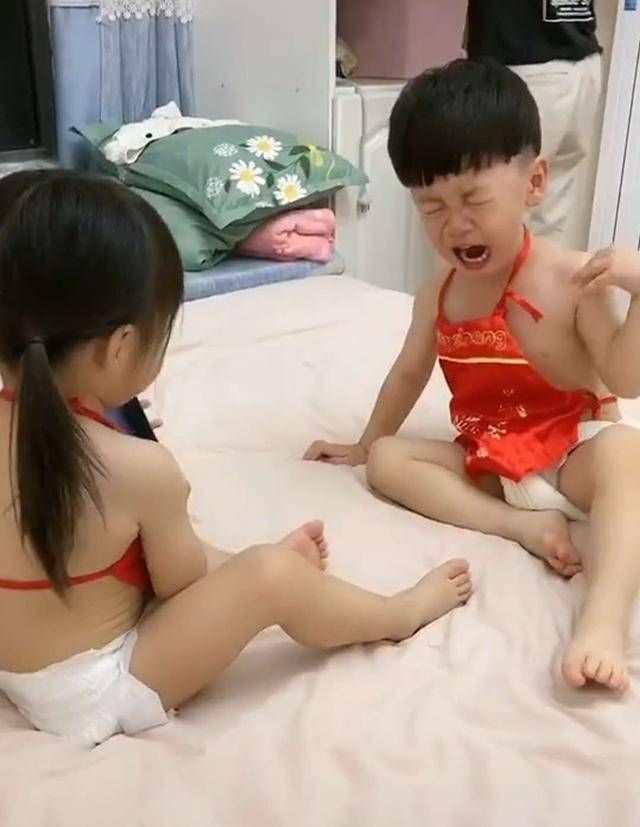 龙凤胎弟弟抢姐姐手机,姐姐一口小尖牙教弟弟做人,妈妈:永远别小瞧女人 龙凤胎弟弟抢姐姐手机,姐姐一口小尖牙教弟弟做人,妈妈:永远别小瞧女人