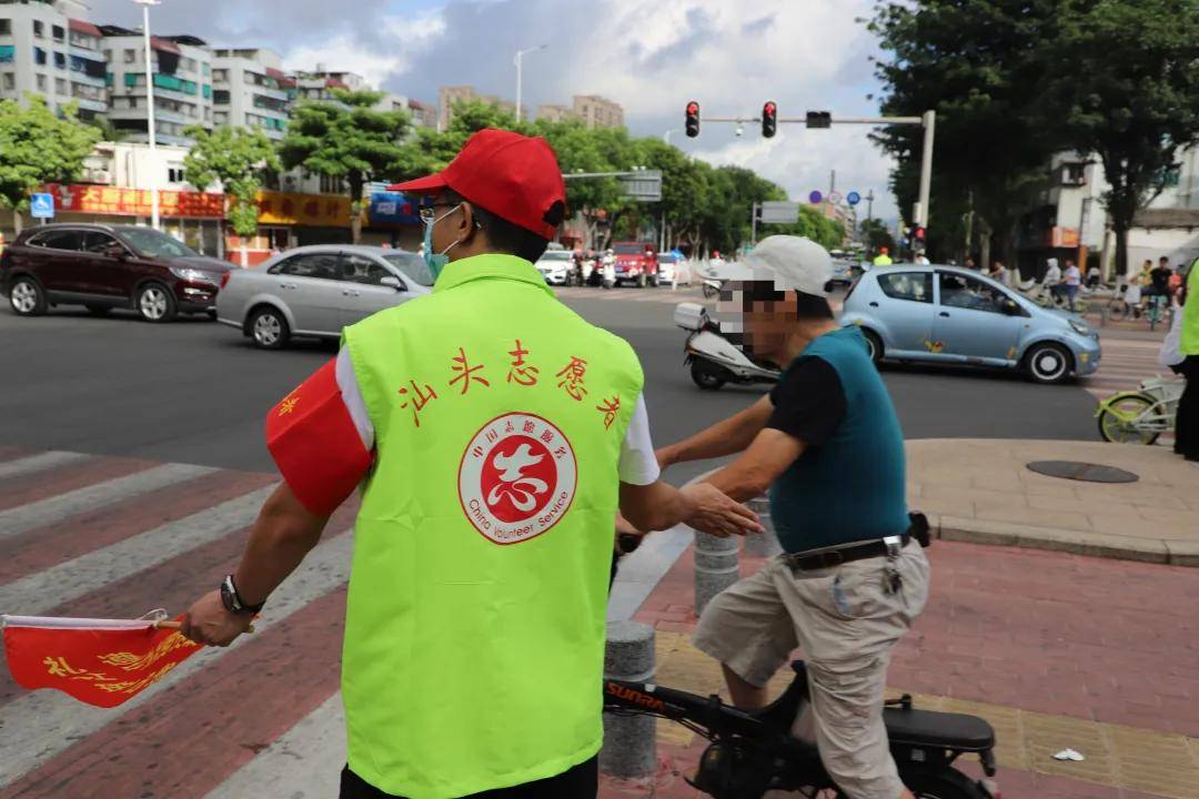 当城市交通遇见文明 高新区志愿者在行动