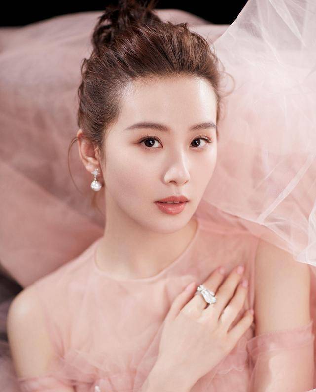 娱乐圈实力演员,不上综艺炒作,依然火遍娱乐圈