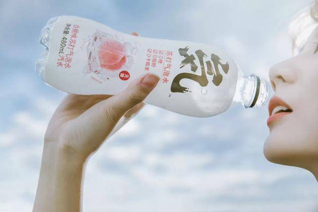元气|1个月卖2.6亿，这个国货汽水线上逆袭，居然干翻了可口可乐！
