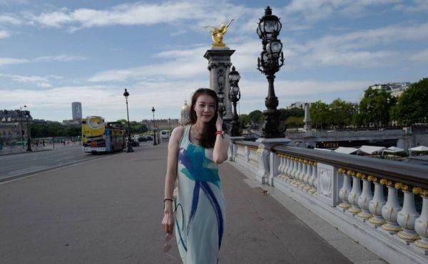 连衣裙|谢杏芳国外度假太随性，穿无袖雪纺连衣裙简约大气，女人味溢出来