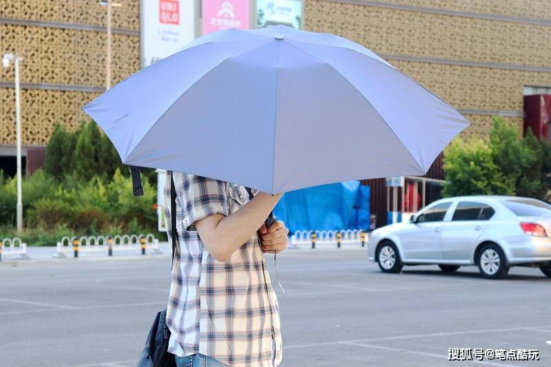 照明|一键收+不湿身+遮烈日+照夜路！90分的雨伞能耐蛮大，今夏备一把
