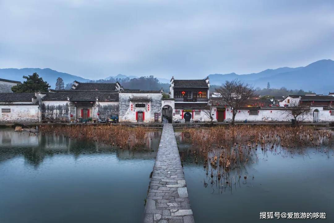 宏村是典型的徽派建筑,白墙青瓦藏于群山中,意境十足.