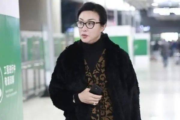 原创52岁金星重回男儿本色,全身男装素颜走街,网友感慨:太洒脱