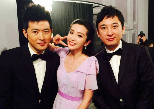 淡出娱乐圈多年，网友街头偶遇任泉，短裤配拖