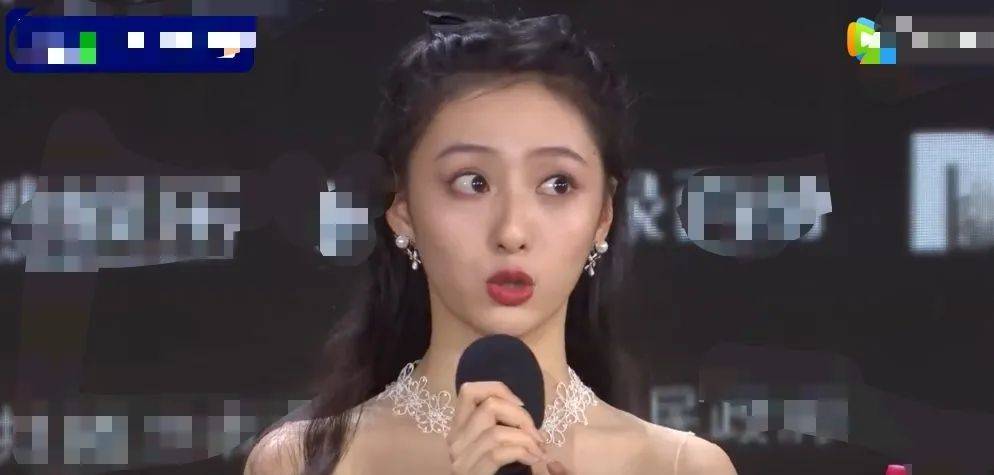 央视镜头下的女星:65岁奚美娟同框张萌丝毫不输