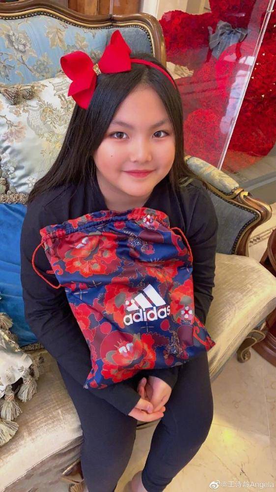李湘|李湘帮女儿追星，王诗龄一身行头力压富婆虞书欣，身上全是奢侈品