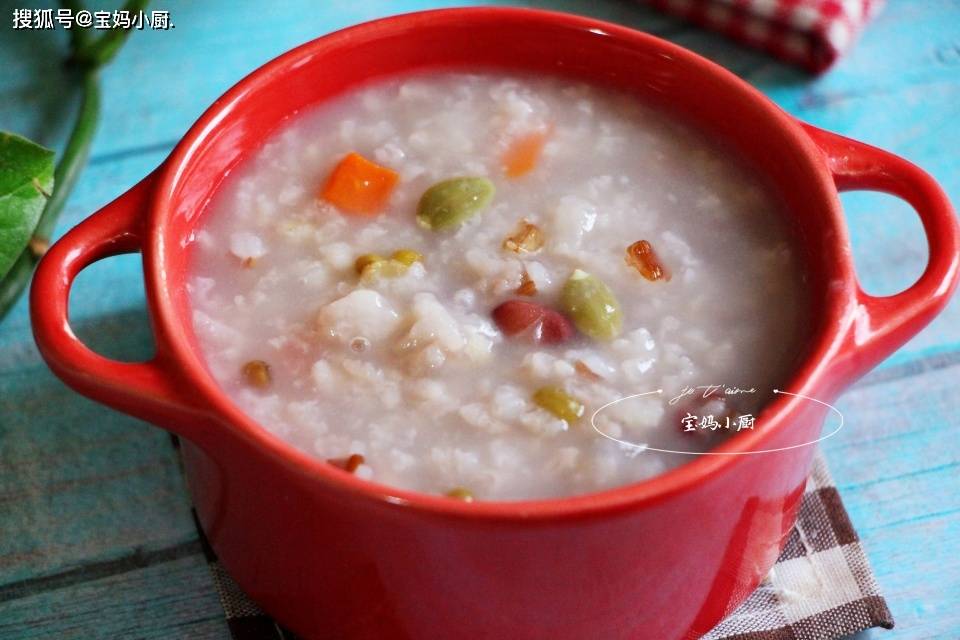 第三款【莲子桂圆红豆粥】,需要的食材:莲子,桂圆干(去核),红小豆