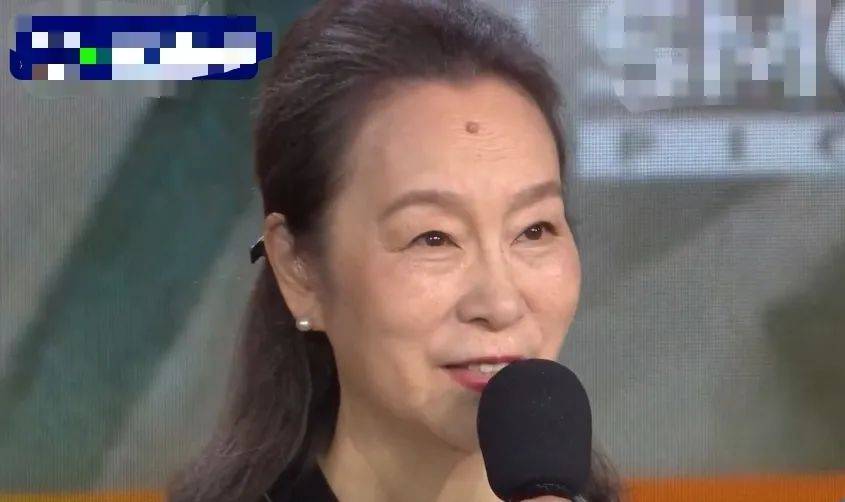 央视镜头下的女星:65岁奚美娟同框张萌丝毫不输