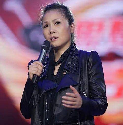 鞋拔子|54岁田震近照,染金发打扮时髦,变鞋拔子脸大鼻孔认不出