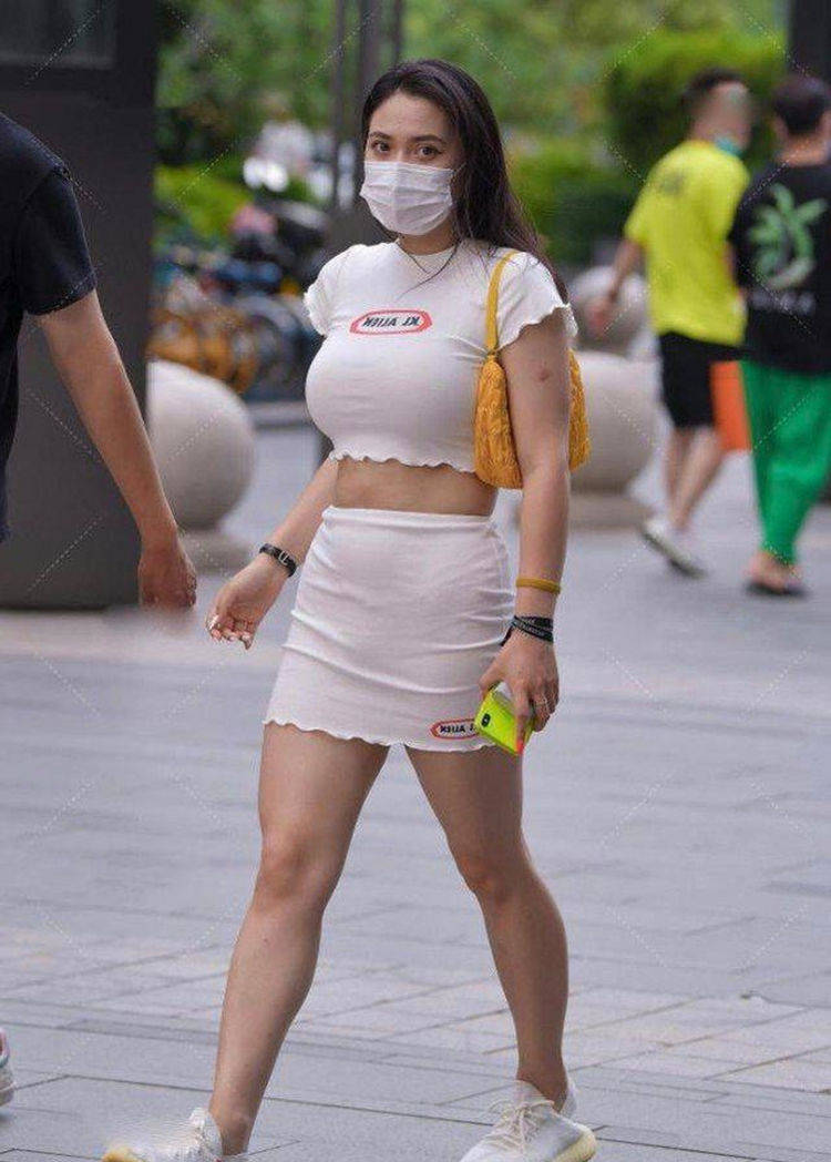 美美哒 现如今,人们越来越重视穿衣打扮了,女生会在出门前花大量时间