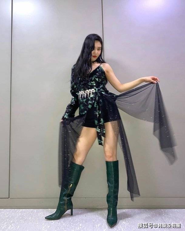 诱惑|“性感炸弹”来袭！RedVelvet Joy 晒性感私照，大秀修长美腿