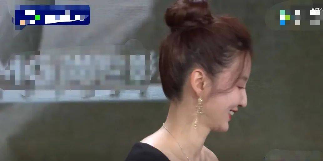 央视镜头下的女星:65岁奚美娟同框张萌丝毫不输