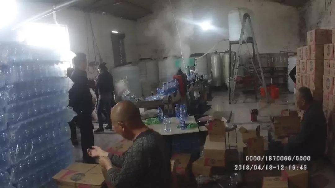 石家庄警方打掉一制作饮料的黑工厂缴获近20000瓶假“脉动”！