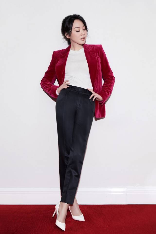 西装|49岁闫妮越来越有魅力，外穿西装内搭黑色吊带，身材火辣有女人味