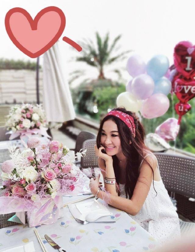 皮肤|原创温碧霞54岁生日，丈夫养子左右献吻，何祖光皮肤黝黑毫无富豪气质