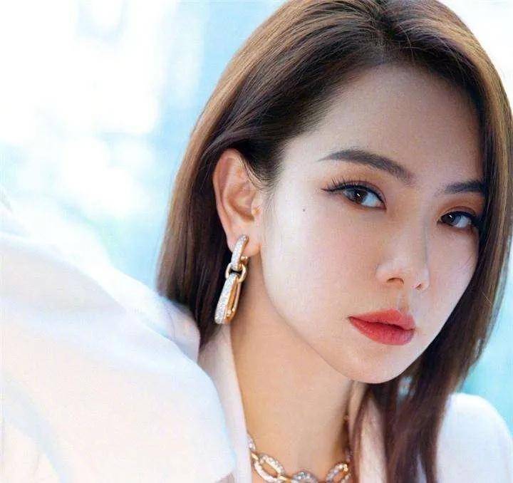 双眼皮|翻了100张照片，才发现她是贵圈换头最失败的女星