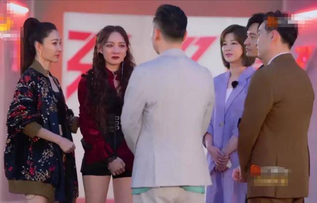 姐姐|原创浪姐女导演对着镜头大哭！王丽坤被淘汰，为啥女导演比谁都难过？