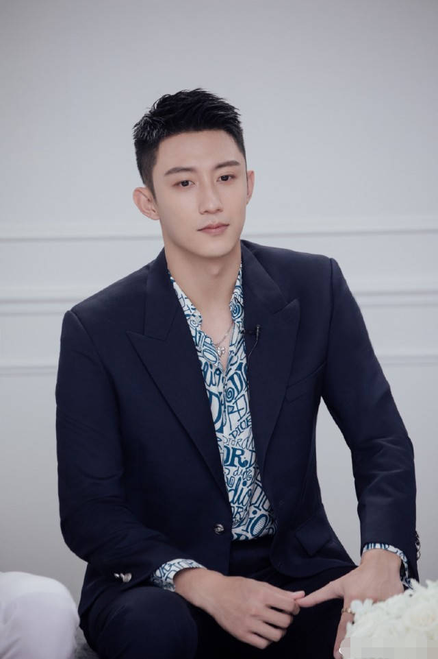 冯绍峰|原创黄景瑜丑闻缠身资源仍好到爆，与白百何演新戏，冯绍峰王千源作配