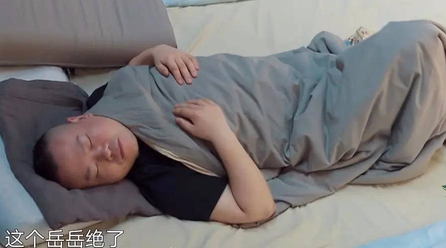 岳云鹏疑咸猪手?强搂告白24岁女爱豆