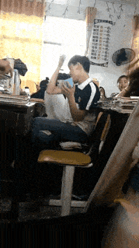 搞笑gif-妹子,铁砂掌可真是厉害,估计还没嫁出去吧!