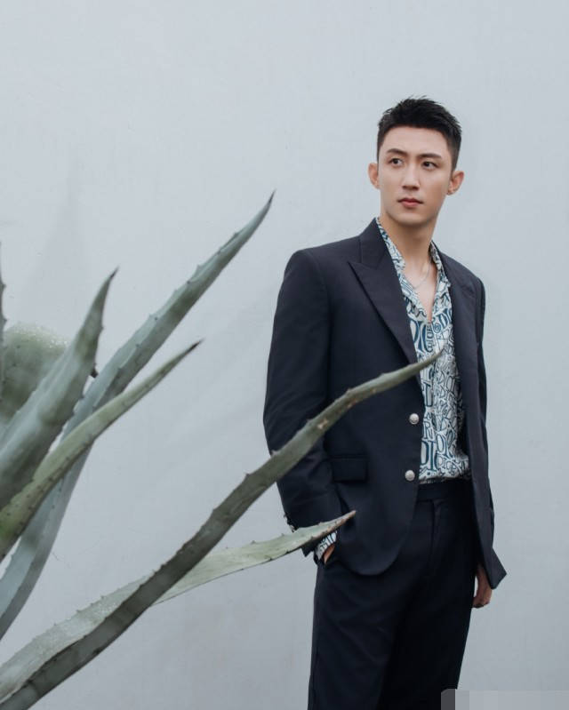 冯绍峰|原创黄景瑜丑闻缠身资源仍好到爆，与白百何演新戏，冯绍峰王千源作配