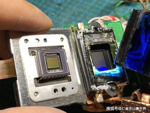 看看二十几年前广播级摄像机前端镜头内部3ccd结构
