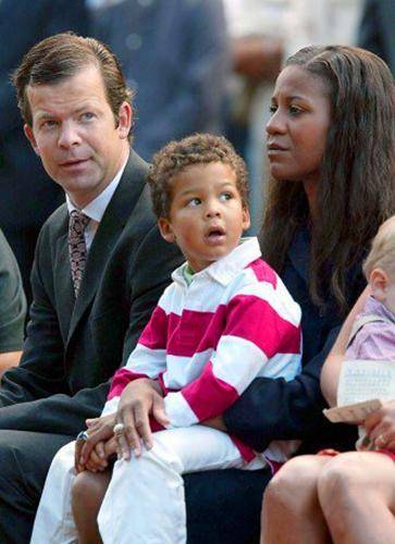 衣品|办时装品牌，颜值低衣品还很土，欧洲首位黑人王妃凭啥拿下王子？