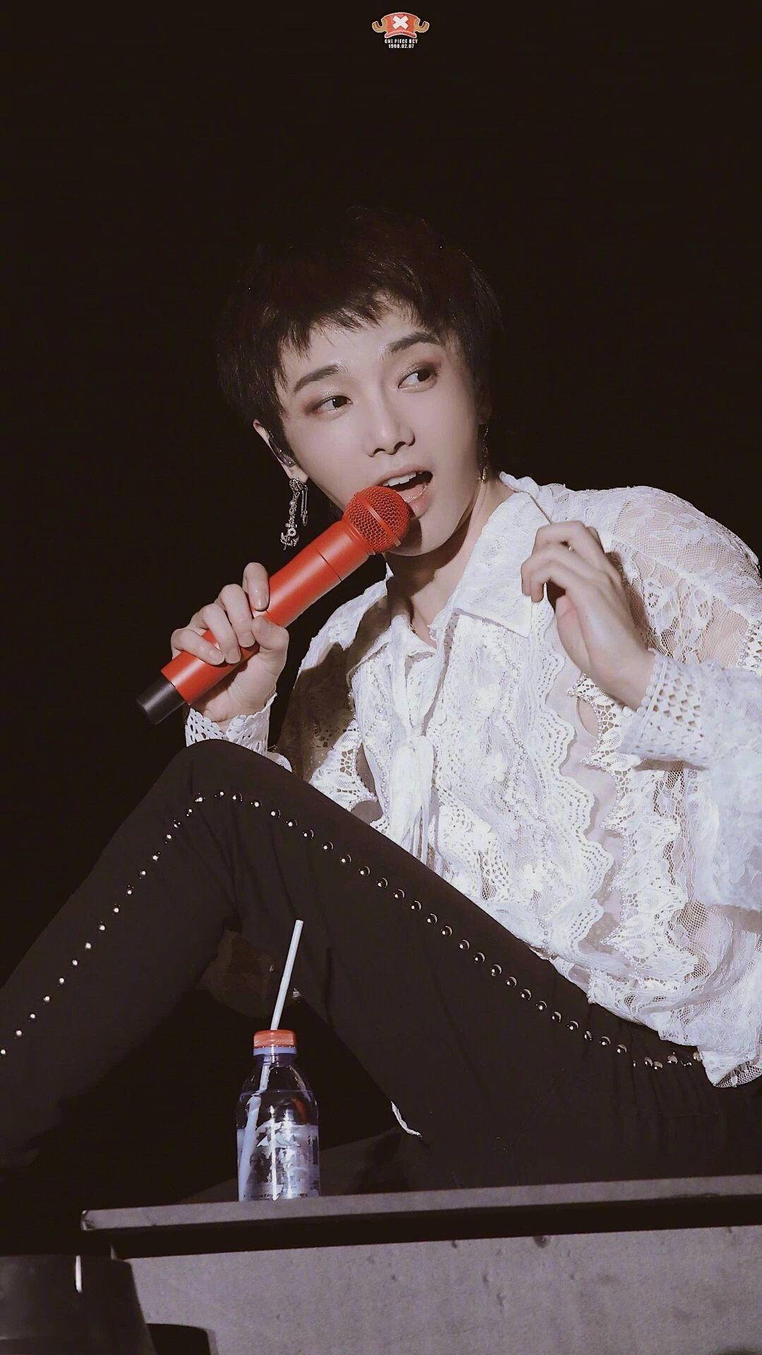 蔡徐坤|去性别化的蕾丝才是潮流！盘点小鲜肉们的蕾丝造型