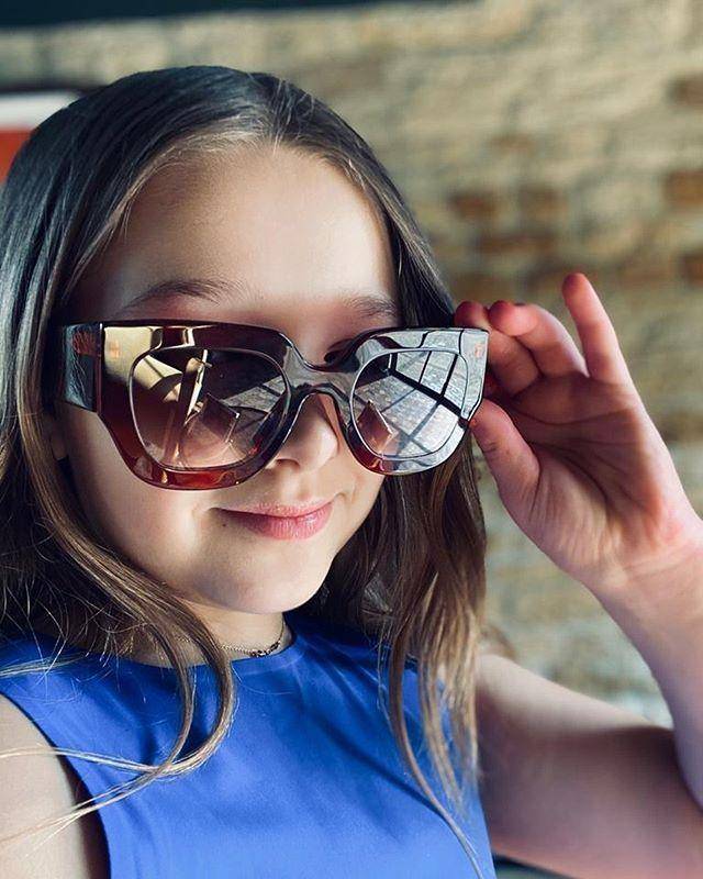 女儿|贝嫂没辙了！带女儿小七开辟中国市场，小七穿花裙胖嘟嘟来打Call