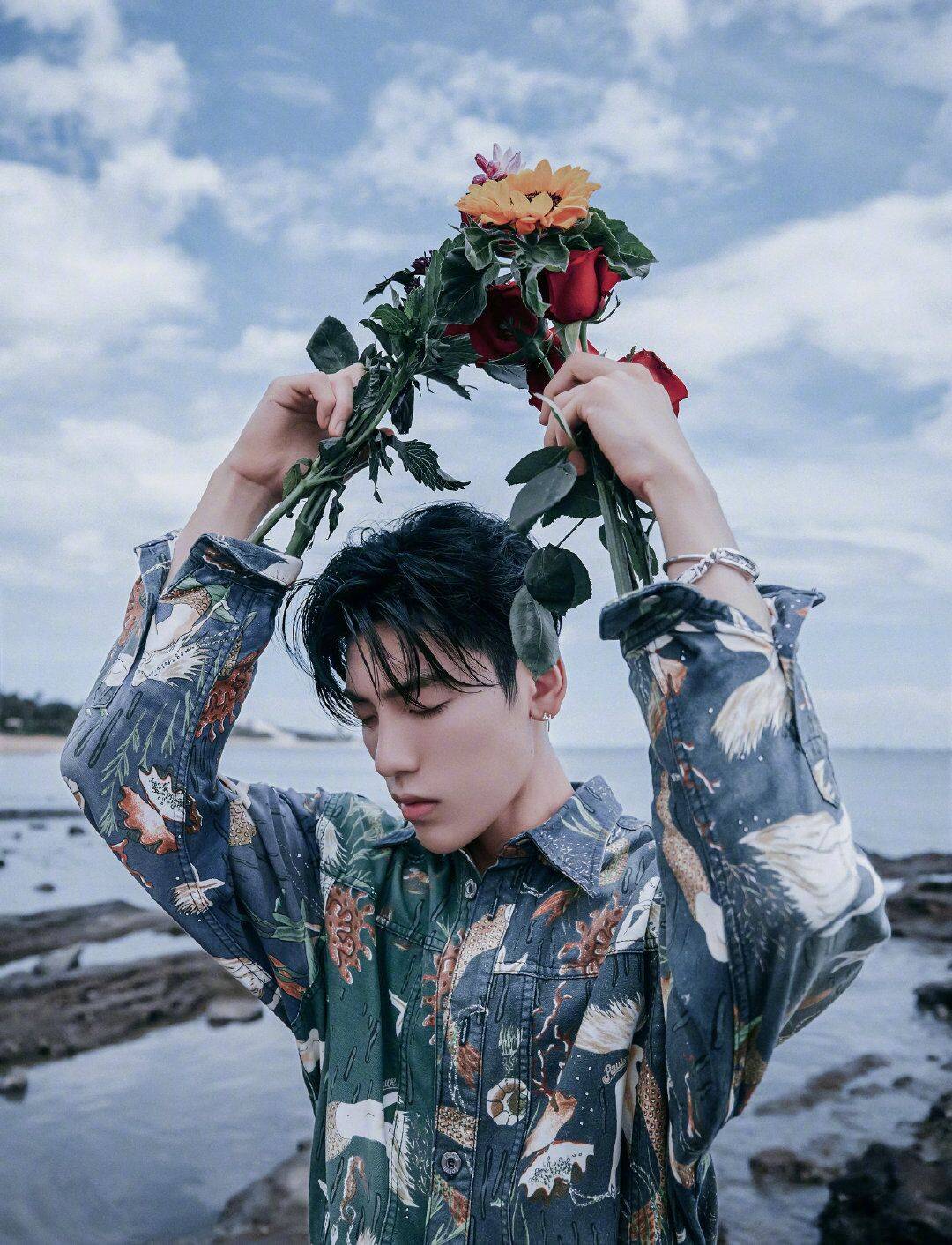 王子异明朗温暖穿搭分享,印花元素浪漫吸睛