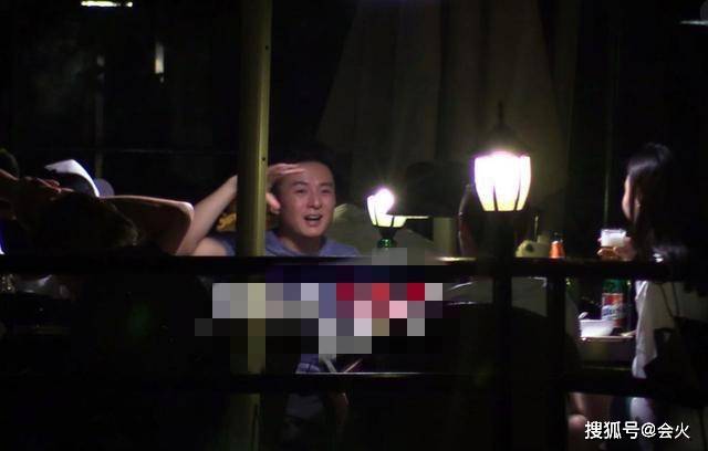 方达生|原创41岁朱雨辰吃路边摊挖鼻孔，在家＂妈宝＂在外大男人，前后反差大