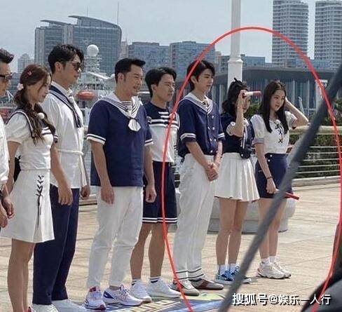 吴宣|欧阳娜娜吴宣仪街边互整裙摆，他人抓拍下，这才是女明星真实腿型