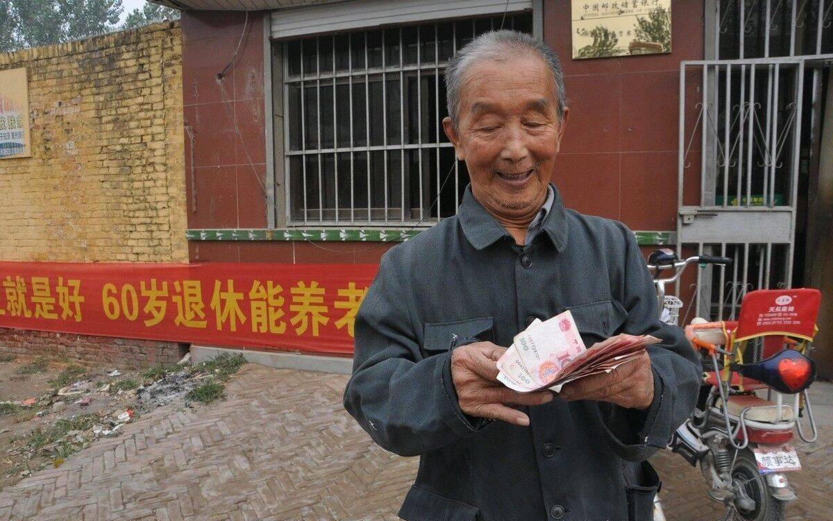 原创农村养老缴费将至,听说农民每月养老上涨到600元?你觉得多吗?