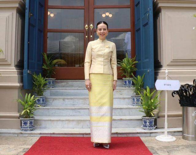 华裔富婆裹黄裙为泰王庆生，50+肤白貌美衣品佳，泰王多次求而不得
