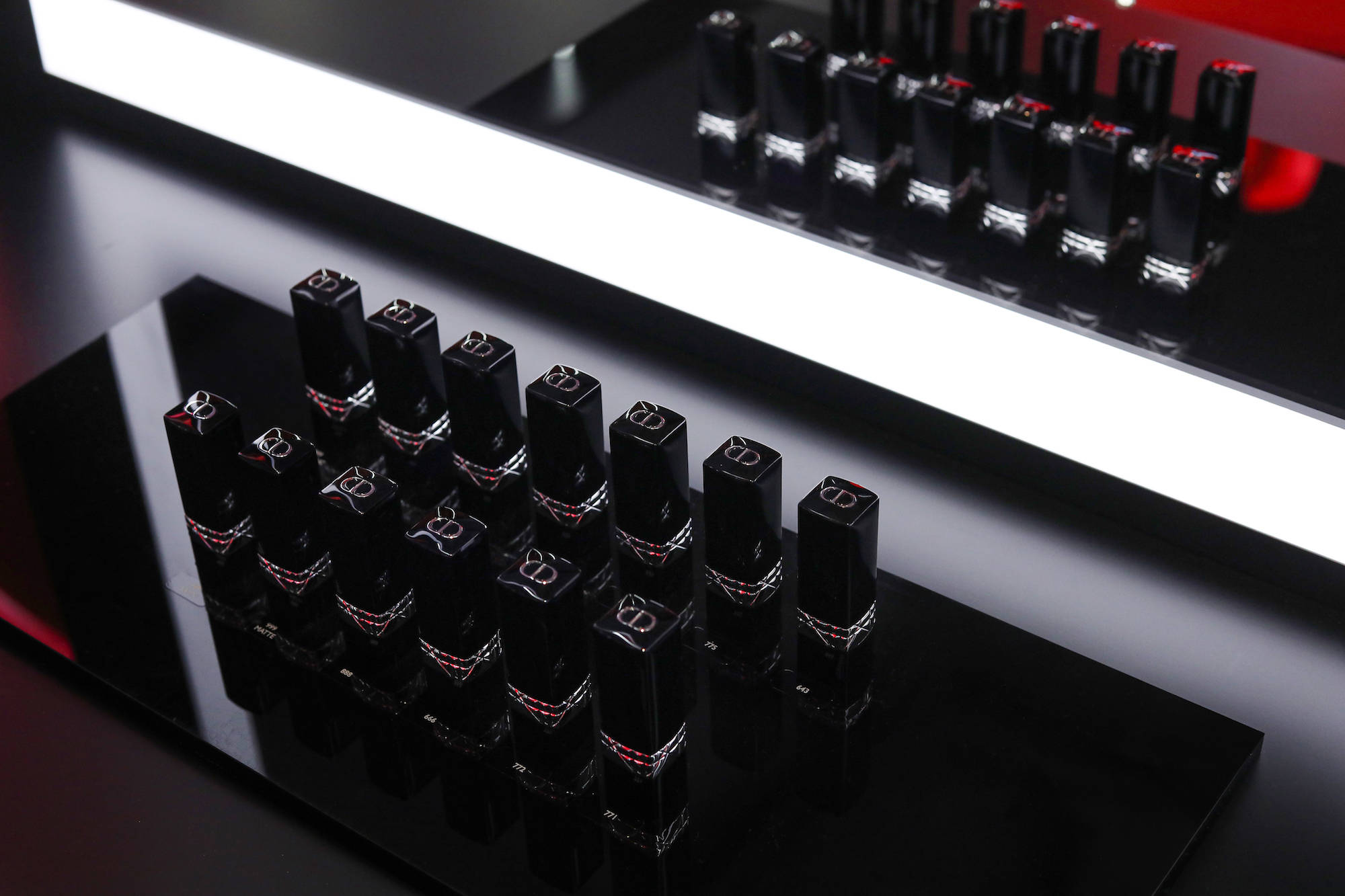 蓝金|王子文、韩东君、毕雯珺等明星共同揭开DIOR迪奥烈艳蓝金唇膏的派对盛宴