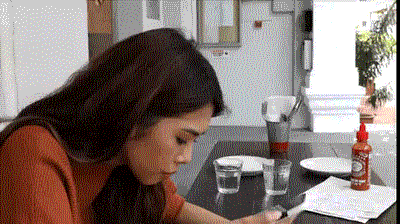 搞笑gif:这个方法交给你们了,快拿去对女朋友吧